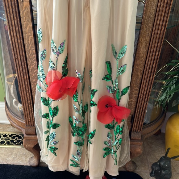 Fun dress with flowers and sequins - Picture 8 of 9